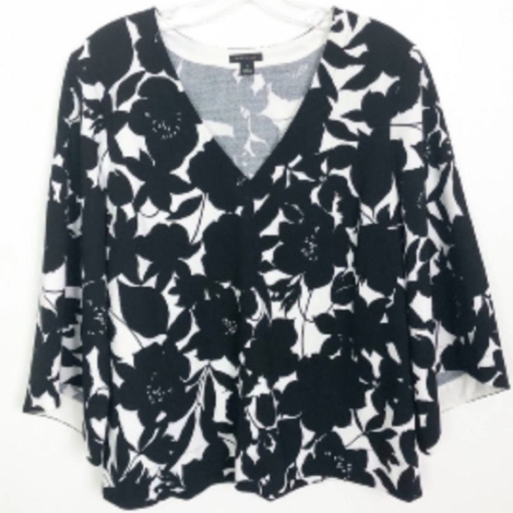 Beautiful & Classy Ann Taylor blouse with stretch material